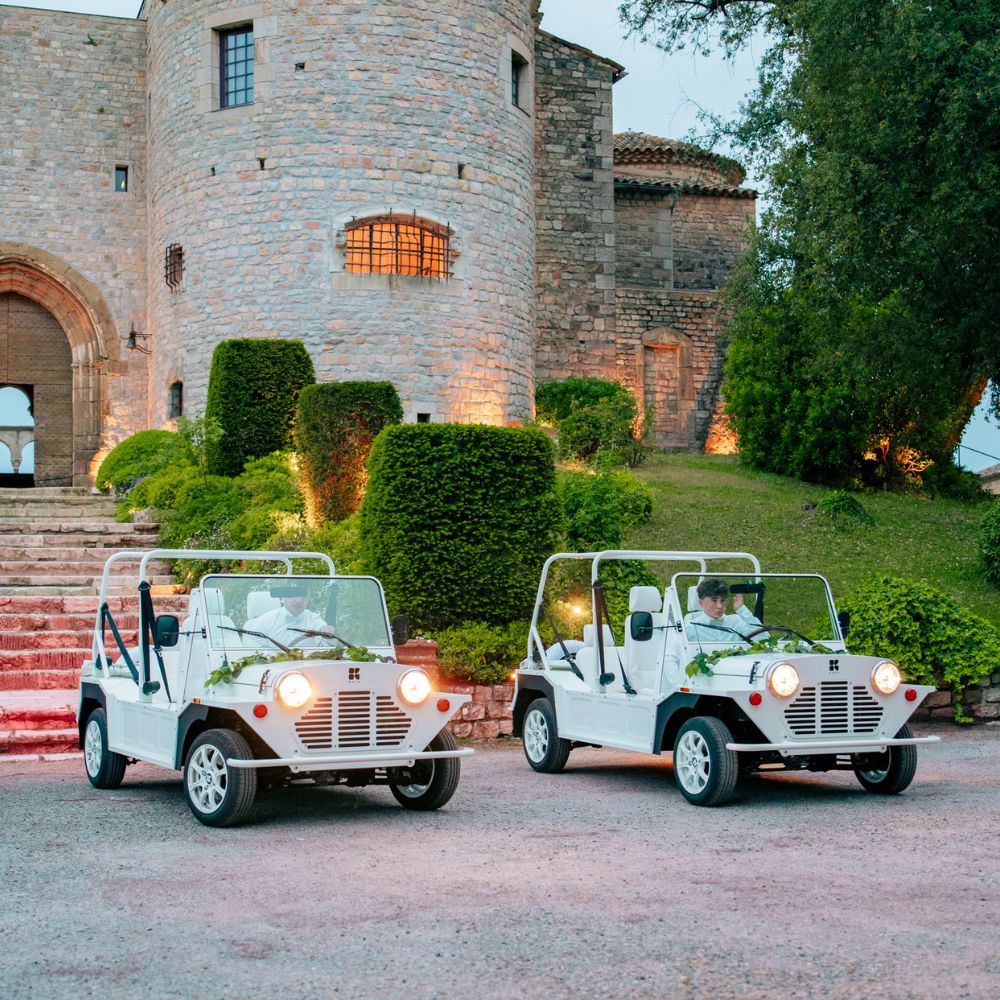 Cortège de Mini Moke devant un château de mariage sur la Côte d'Azur