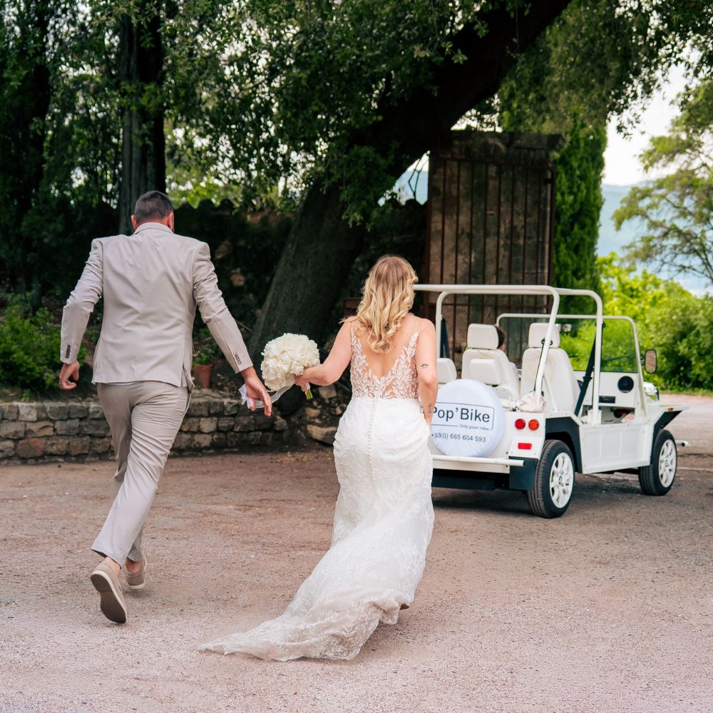 Voiture des mariés Mini Moke dans un domaine de mariage