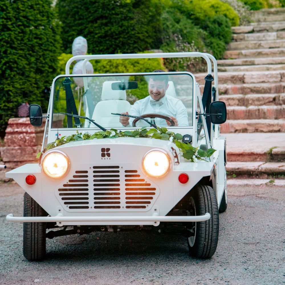 Arrivée des mariés en Mini Moke KATE devant un château