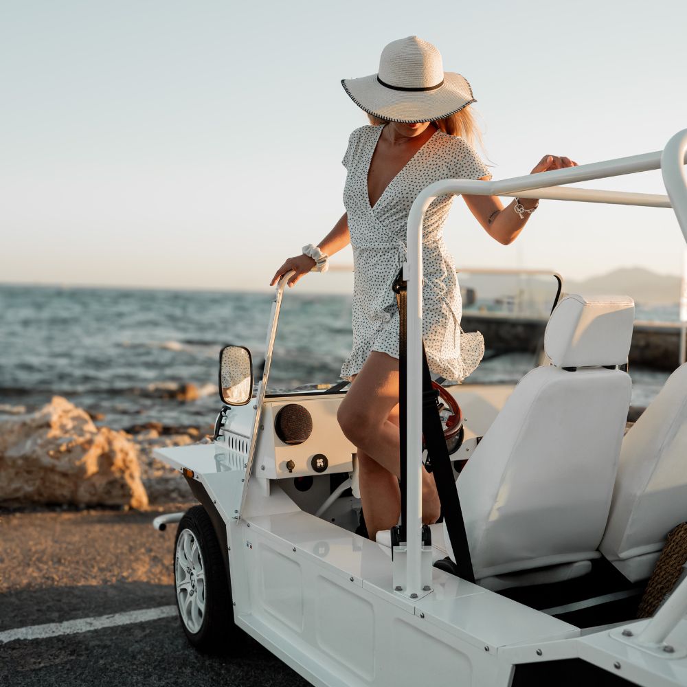 Mini Moke électrique sur la Côte d'Azur